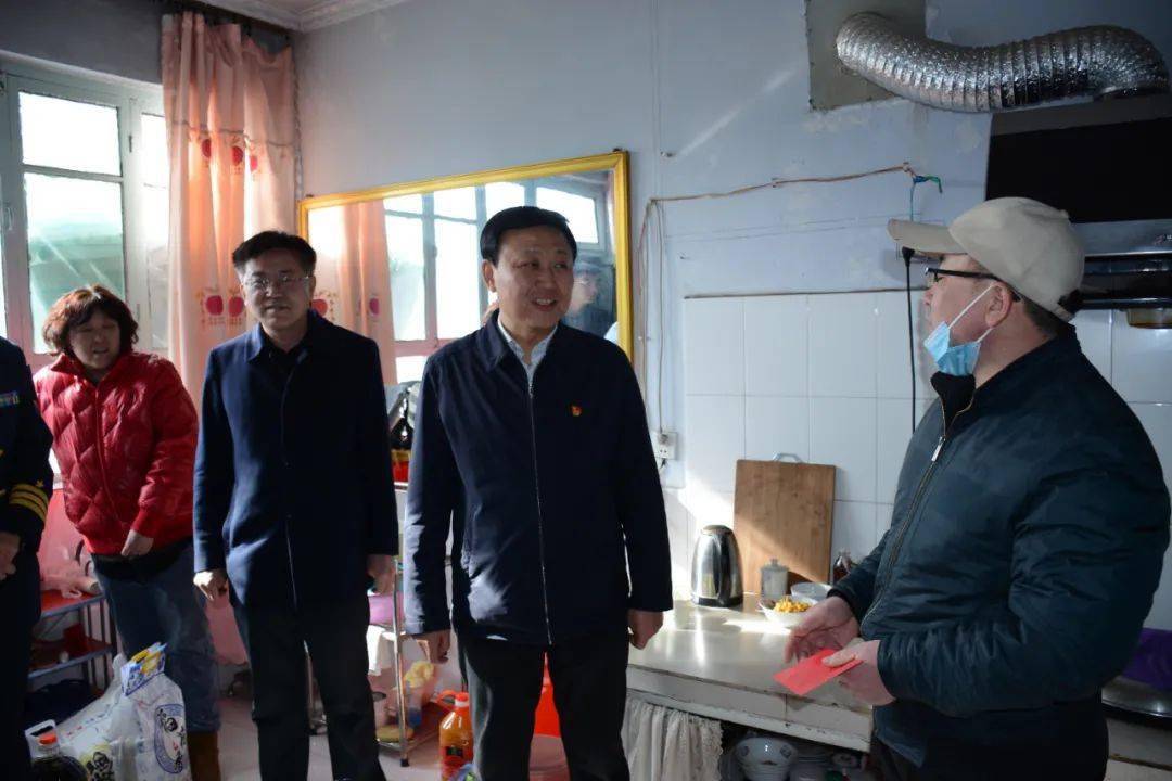 新春佳节将至,2月8日上午,县委书记,县长丁国华代表县委,县政府,走访