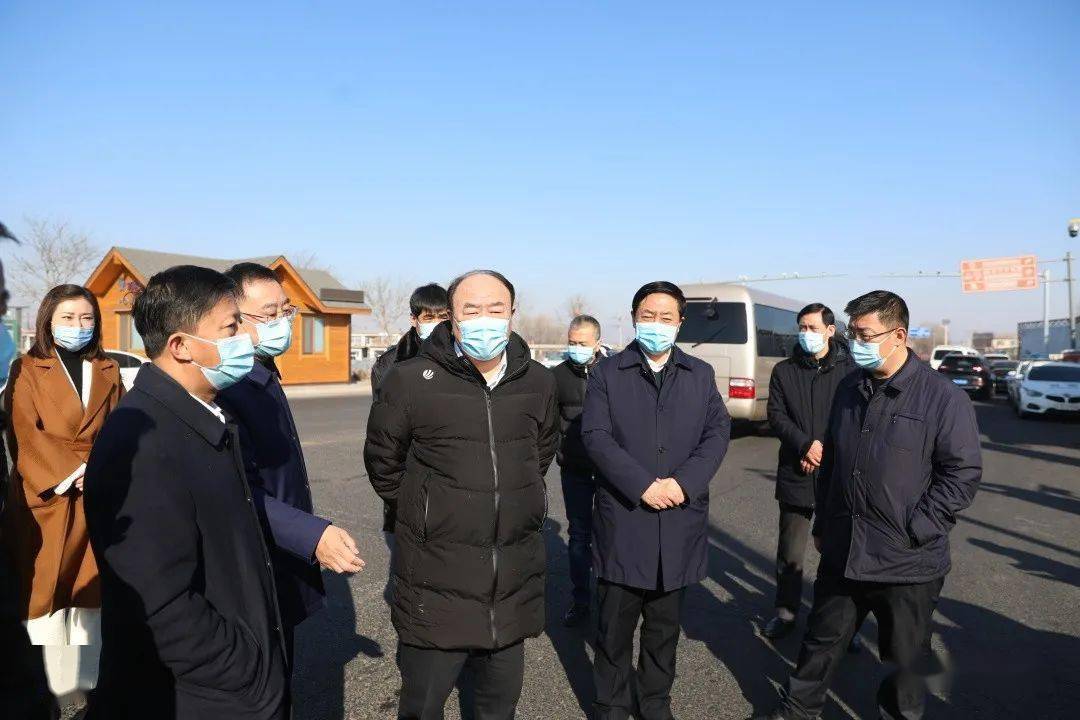 2月9日上午,市委书记王德佳,市长于学利看望慰问疫情防控一线工作人员