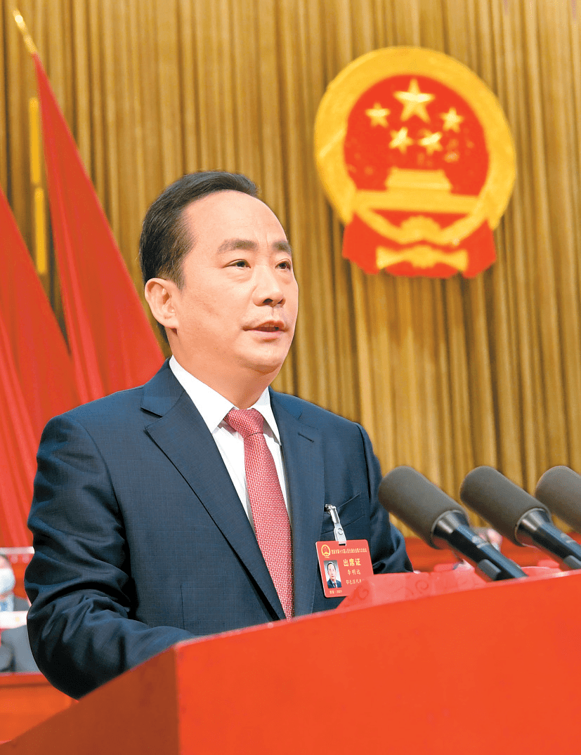 市长李明远代表市政府向大会作政府工作报告.