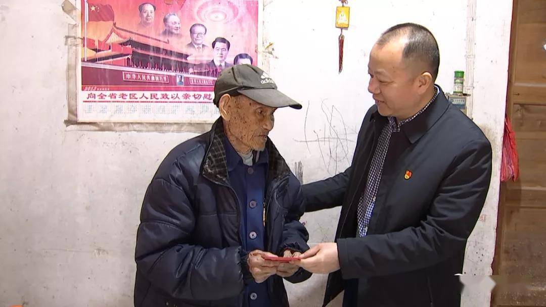 1月27日,县委副书记马志凡到城郊镇走访慰问了部分困难群众,老干部及