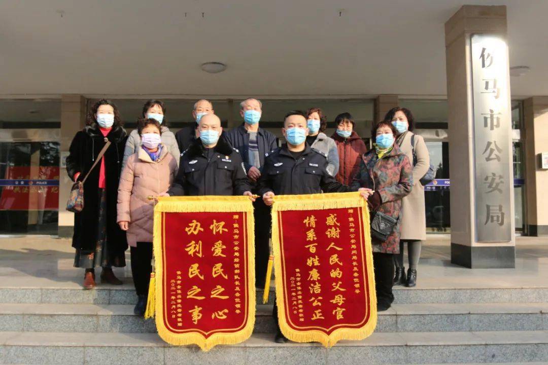 2月8日,受害群众代表集体来到侯马市公安局,向民警送上锦旗表示感谢.