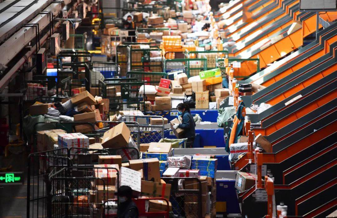 快递小哥的"不打烊"春节:一个小区800多单,公司花式留人