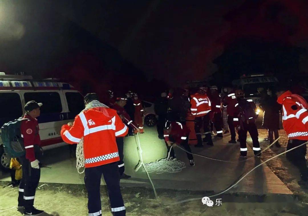 保护站建立后,山岳队员马力,天涯,小酷和黄林法绳索下降,实施救援.