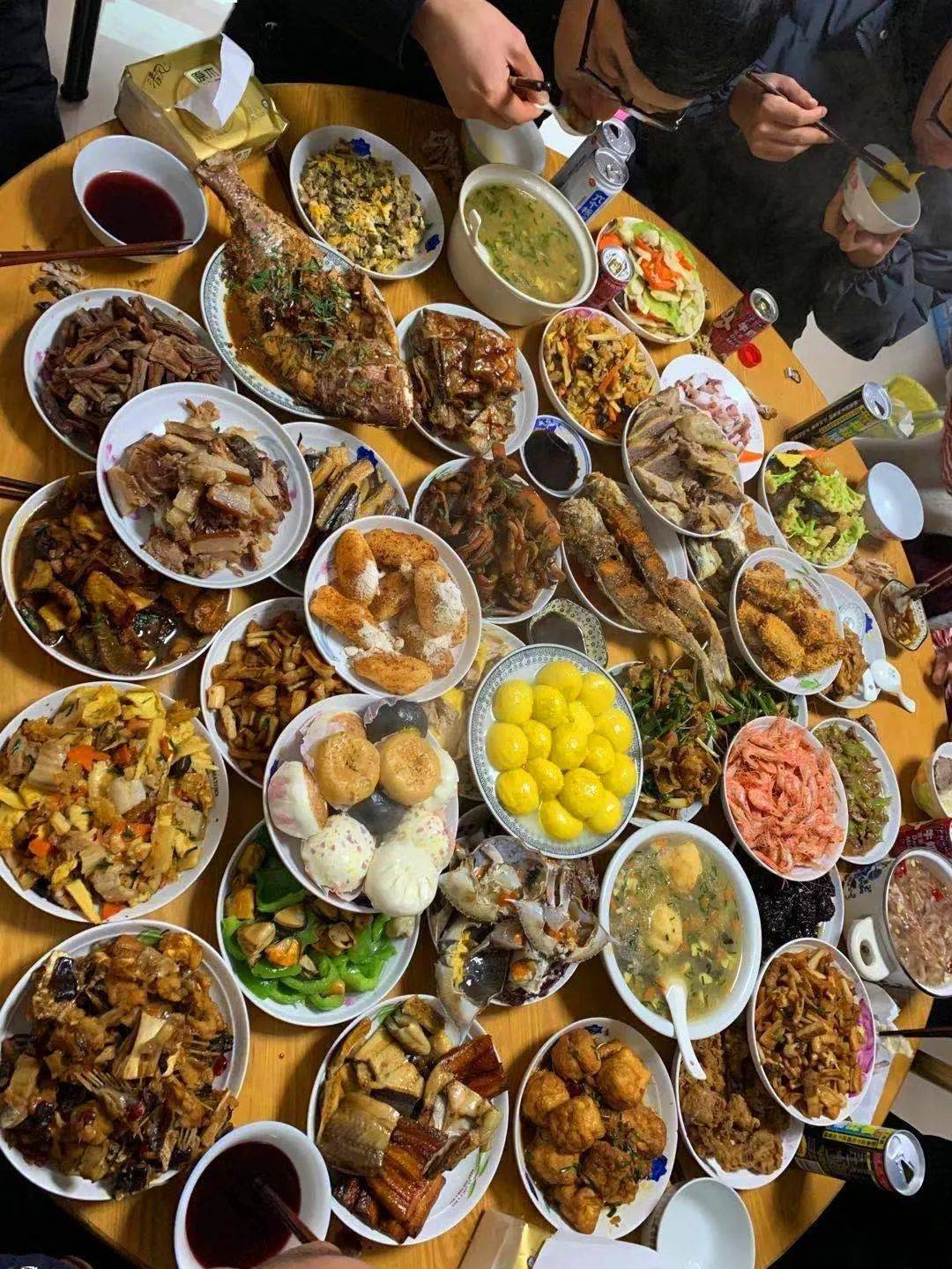 网络中国节沸腾吧除夕佳节嵊仔来秀年夜饭喽堆成山的海鲜就是嵊泗人的