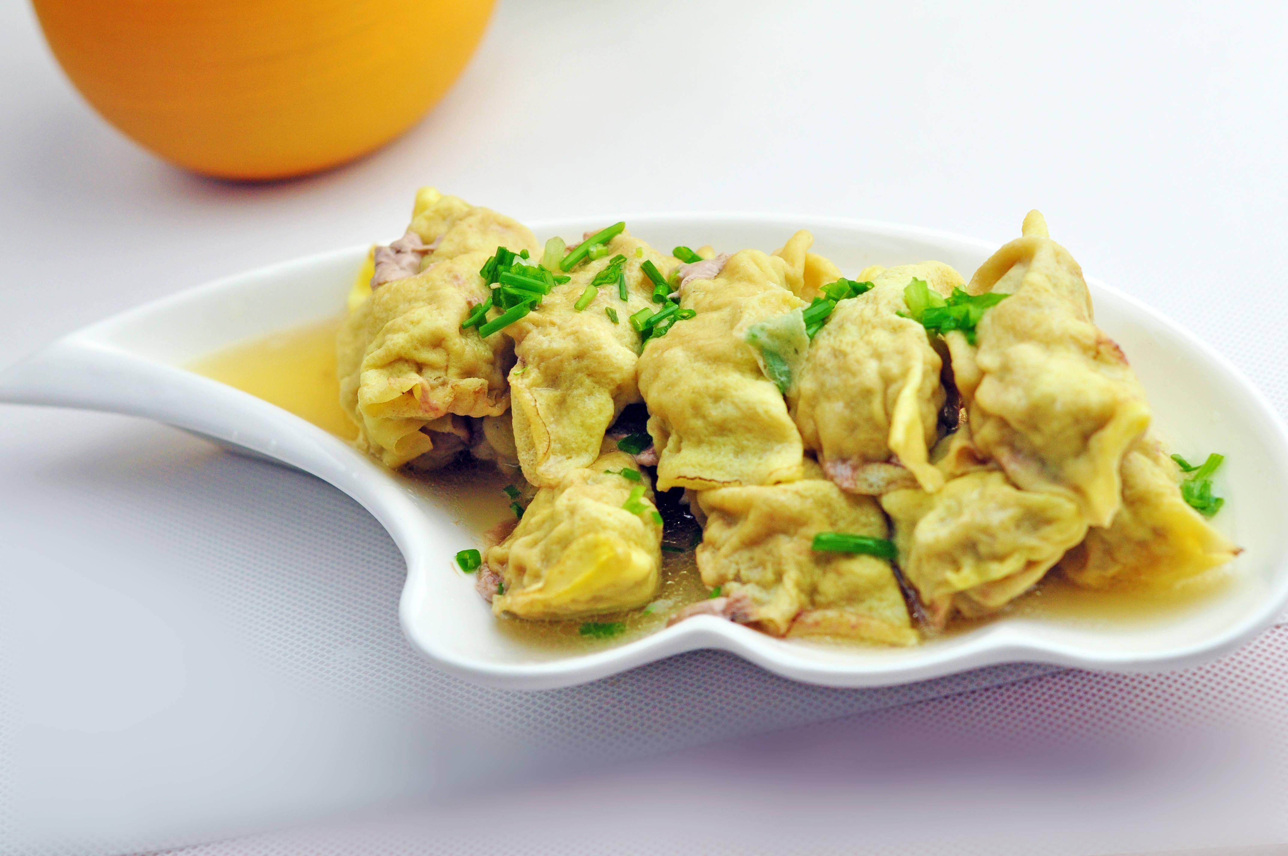 年味儿在上海,是年夜饭餐桌上那只金灿灿的蛋饺.