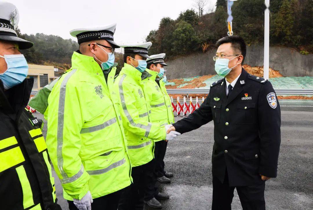 陈鹏辉督导检查环城路春运安保并看望慰问一线执勤交警