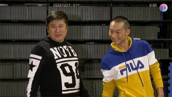 台湾综艺大哥胡瓜主持跨年节目大展过人舞技坦言动作太难