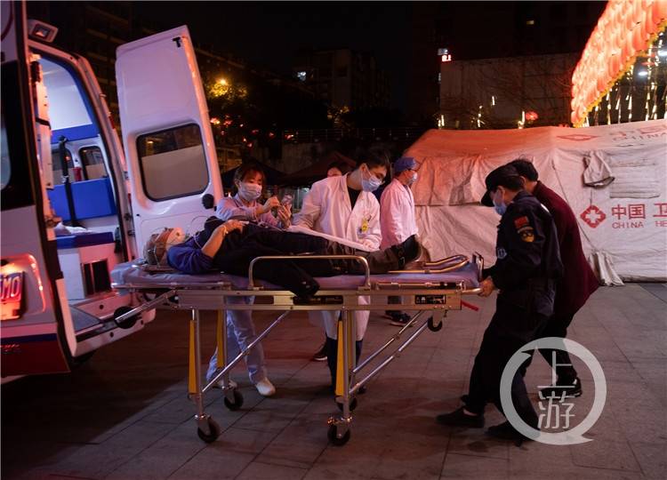 除夕夜的抢救室里他们依旧在与死神赛跑