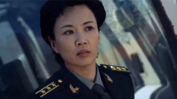 麻辣女兵女首长米兰赴任不料路上遇到车祸她亲自上阵救援