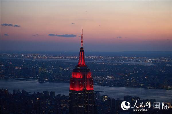 美国纽约帝国大厦点亮“中国红”