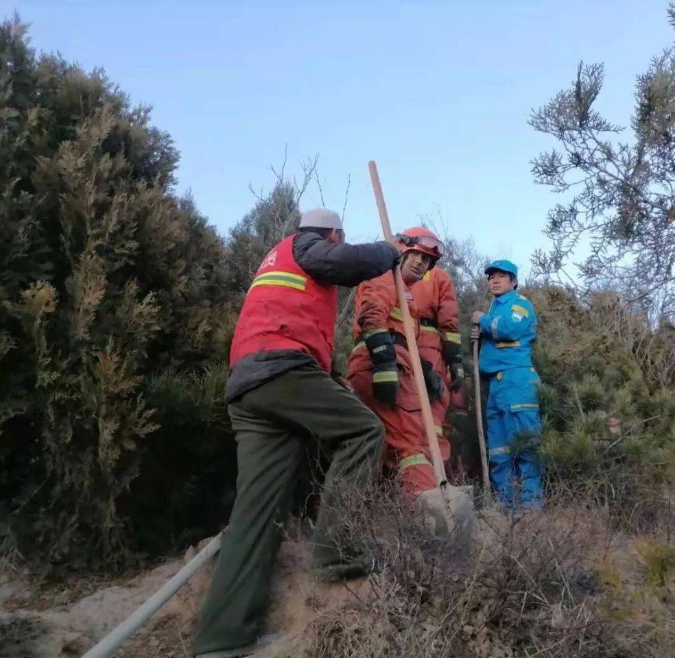 安全农家柴寺村安全农家应急救援队参与北山救火除夕夜防火巡逻