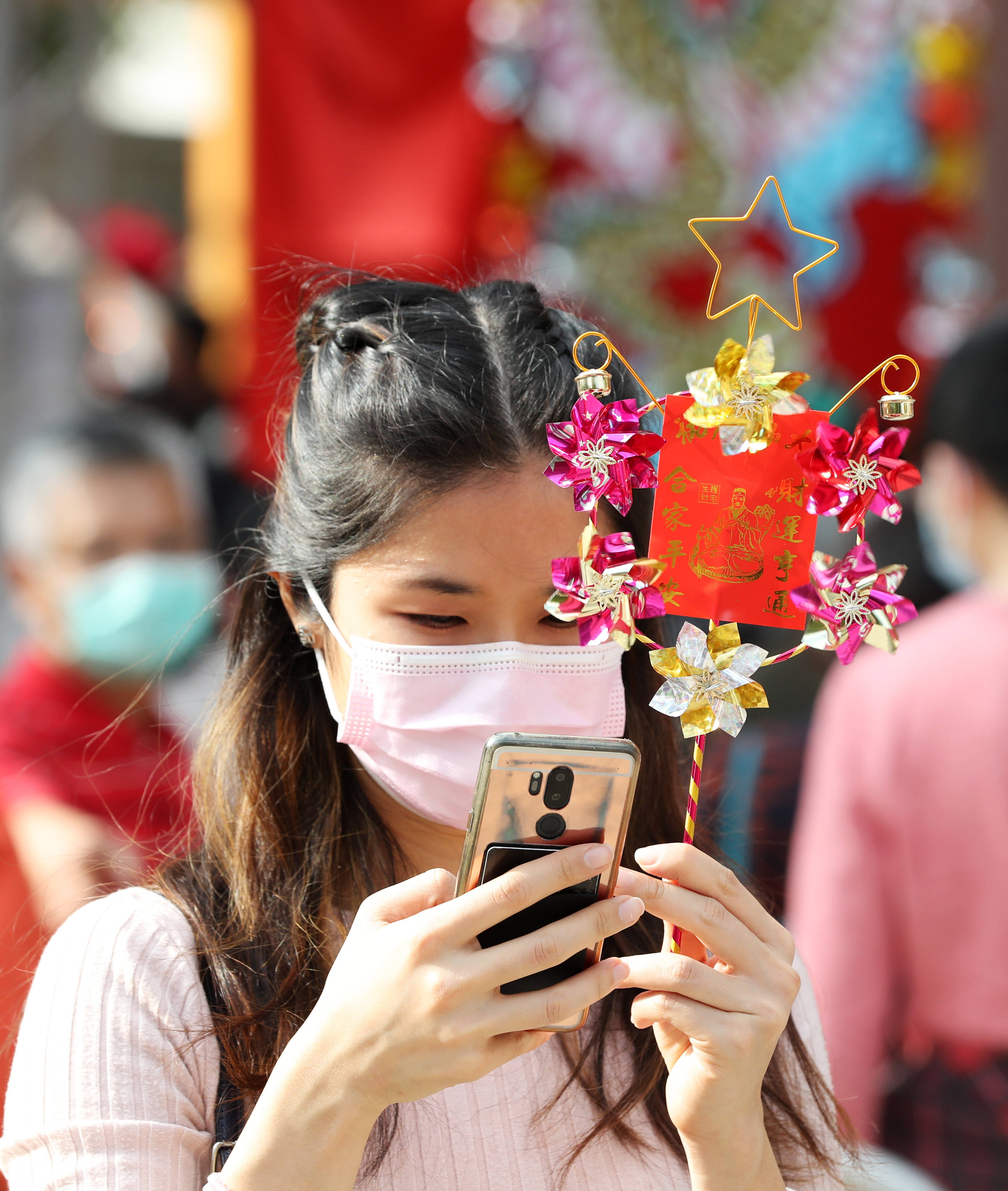 2月12日,在香港黄大仙祠,香港市民戴口罩祈福.