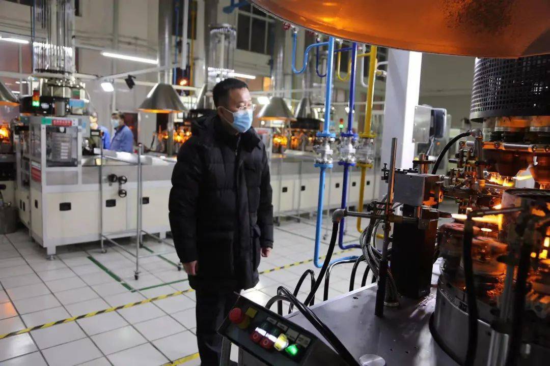 龙经总裁年三十慰问节日坚持生产与留公司过节职工_威高