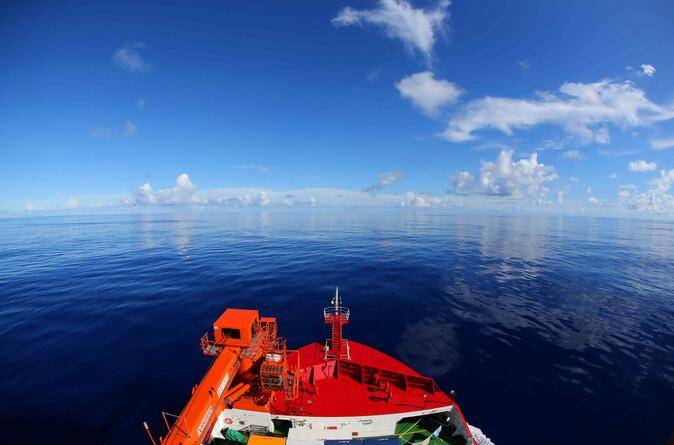 海上|在西太平洋执行任务，“科学”号科考船海上过大年