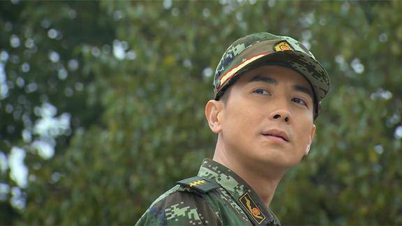 火线英雄队长带人训练老安看了露出笑容很是欣慰啊