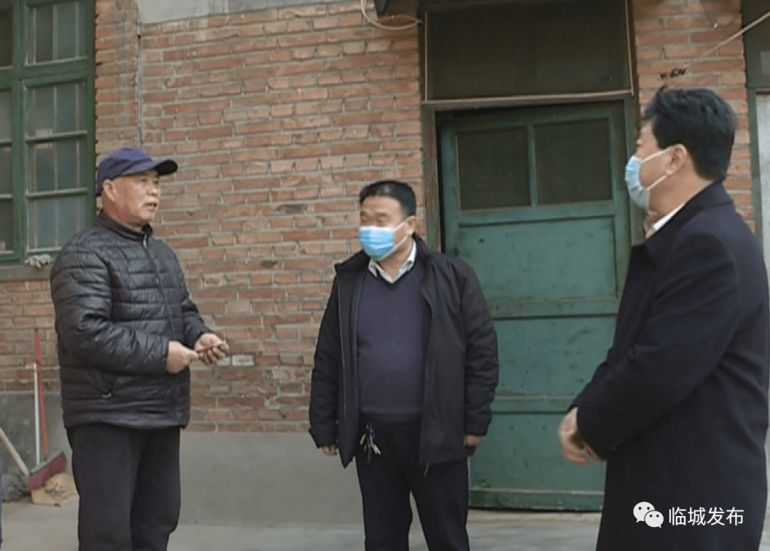 每到一户,桑宝弓,闫合根都与他们亲切交谈,了解家