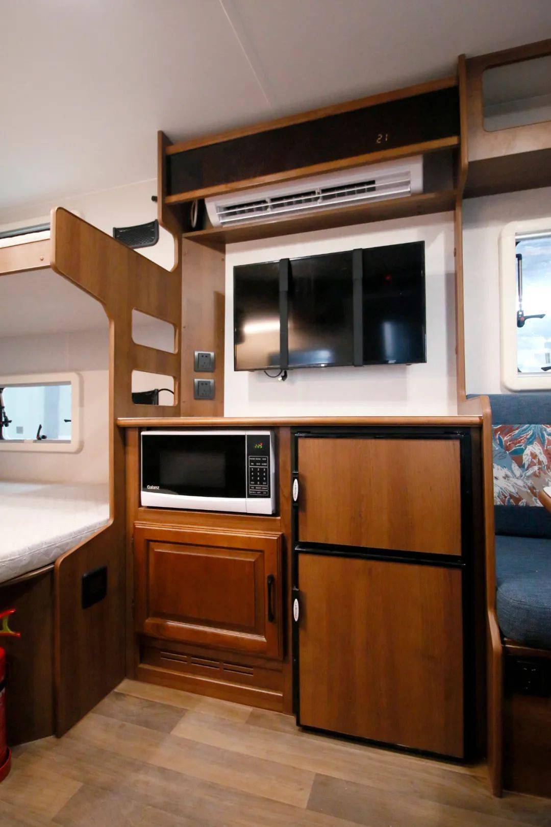 巨威460b美式豪华拖挂房车  实木家具 后纵子母床版