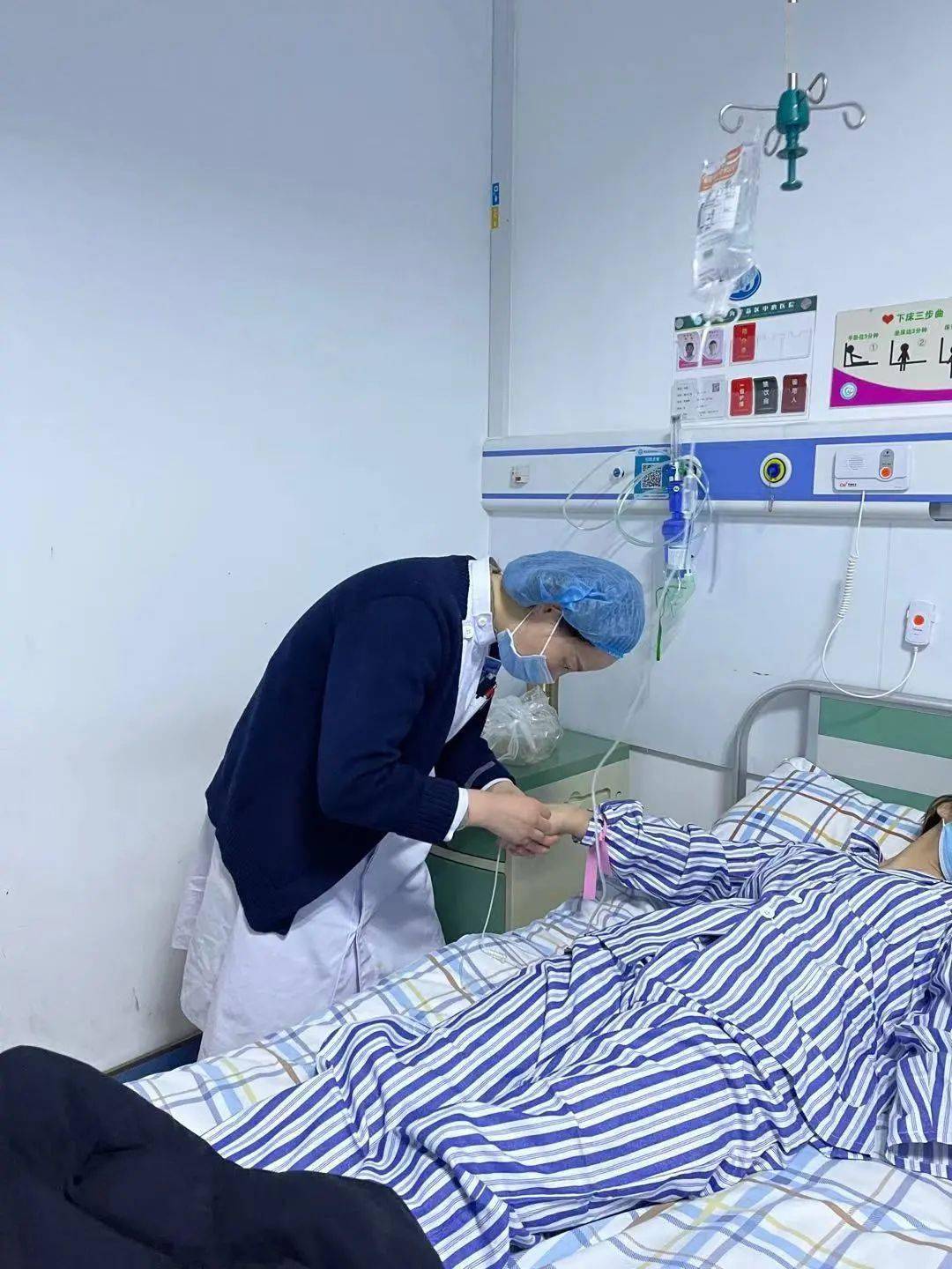 除夕守夜人坚守医线有一种力量叫温暖