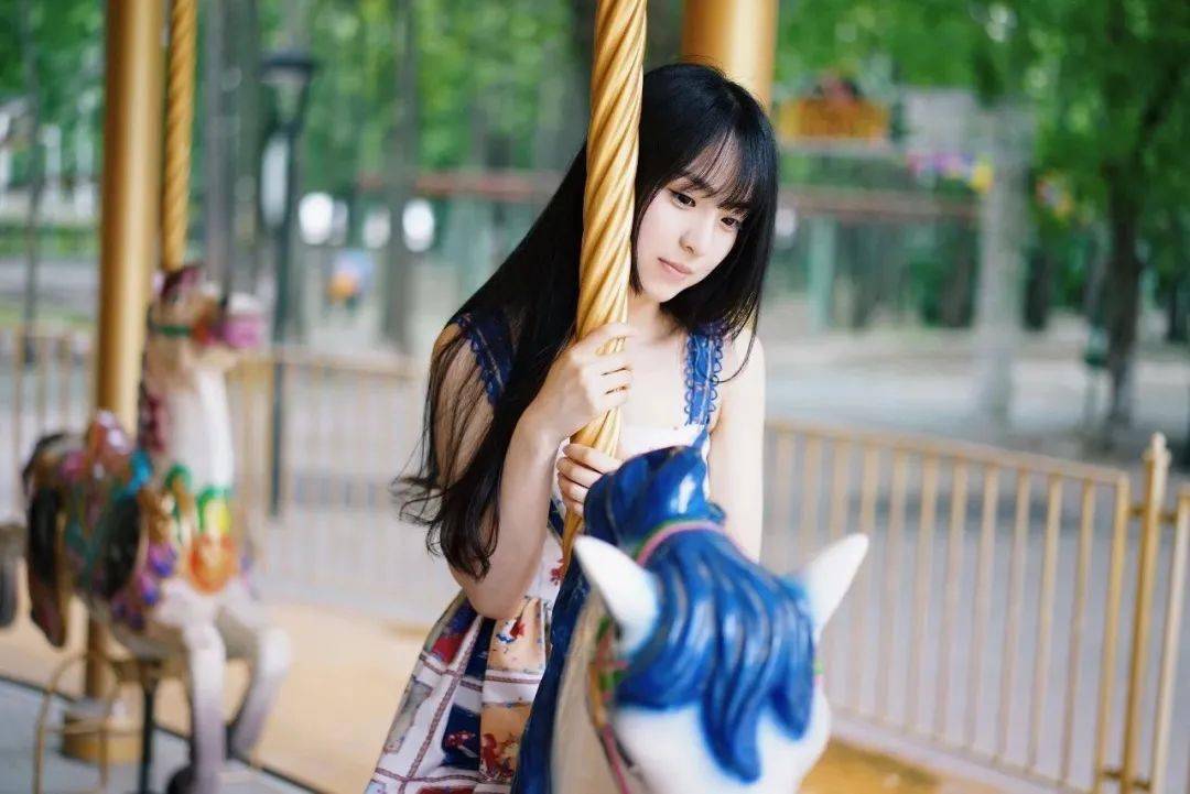 小女孩出现在他面前,给了他一个沉甸甸的存钱罐。 “这是我所有的零用钱,你拿去买些吃的吧。”