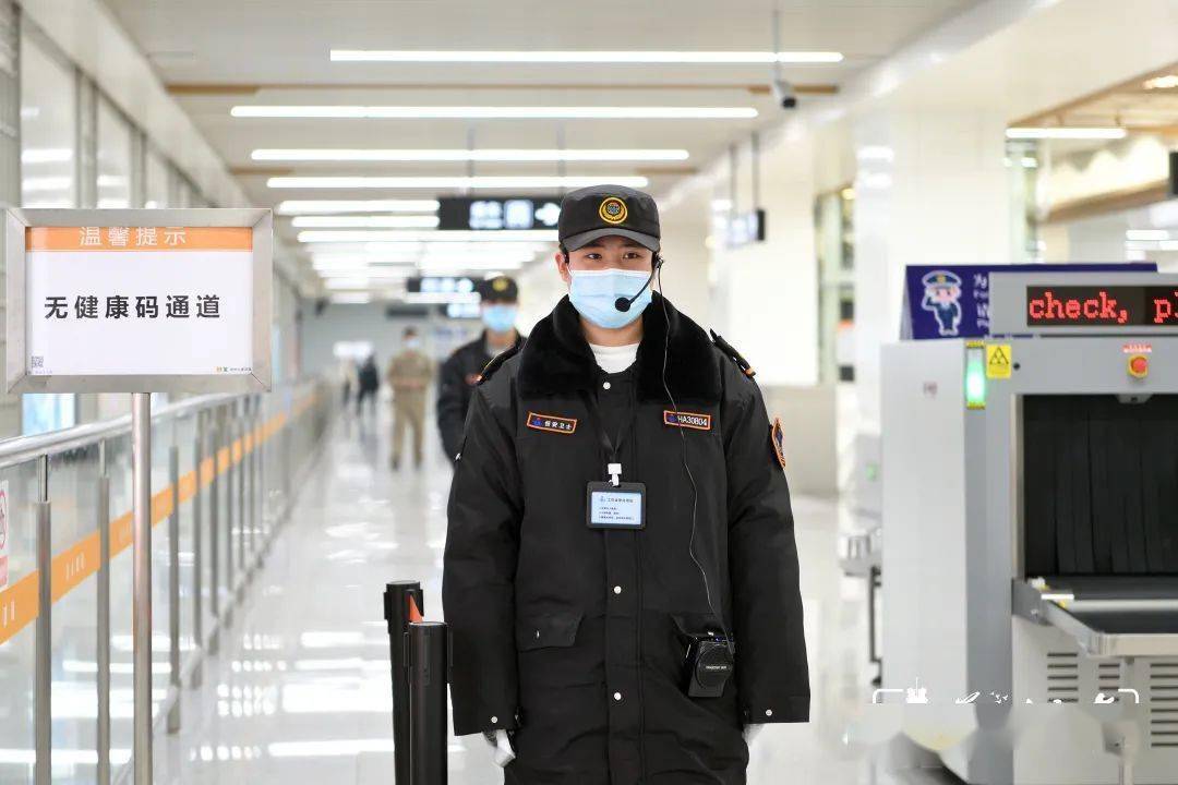 2月11日(除夕),郑州地铁3号线安检员小王在无健康码通道执勤.