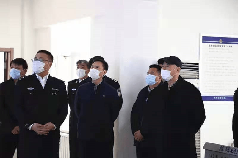 2月9日,盘锦市委书记张成中来到兴隆台区石油岗和市局交管支队指挥