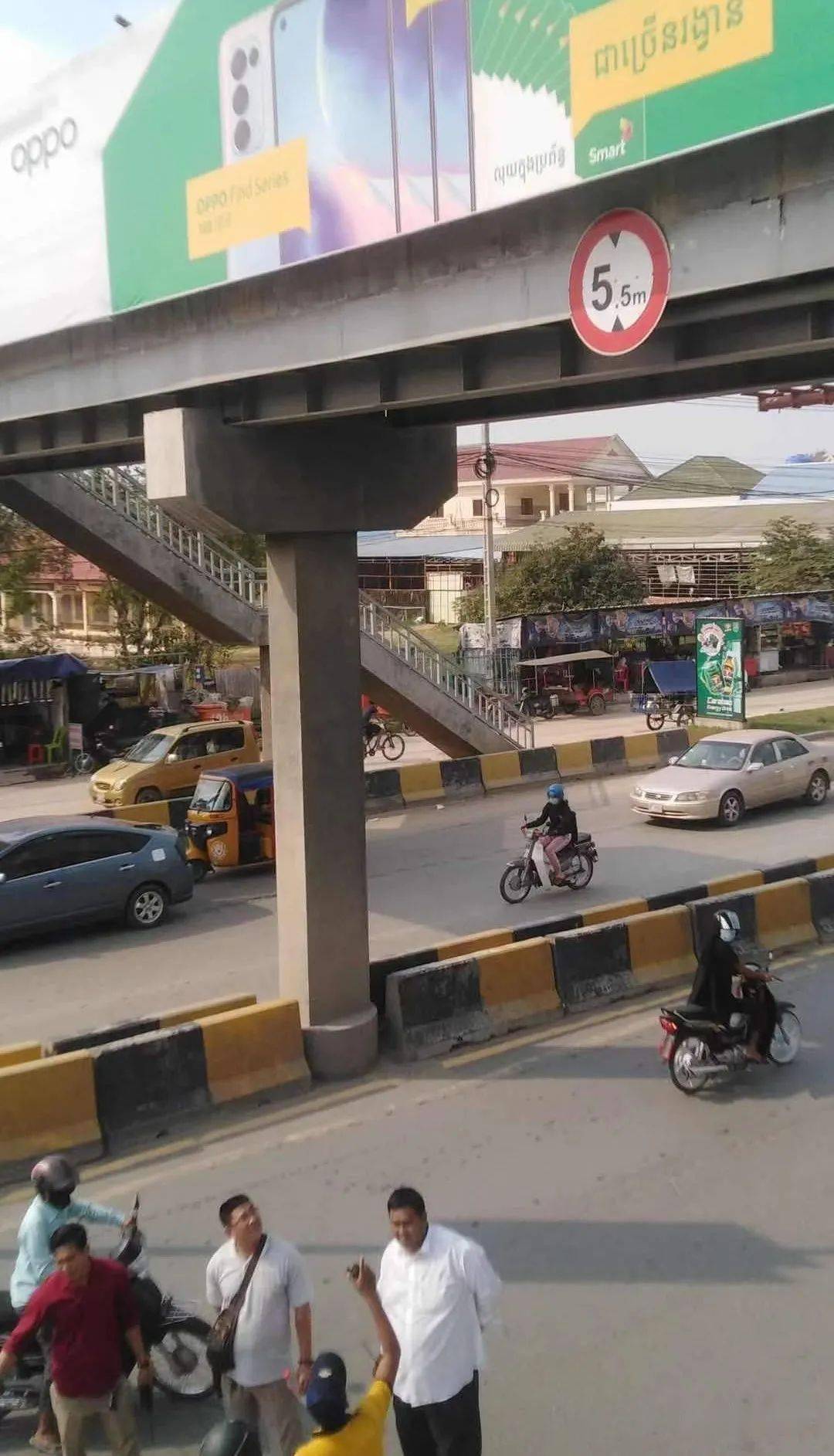 一中国男子跳桥自杀身亡_天桥