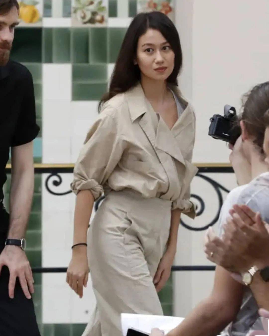 sarah是越南和法国的混血儿,她身上带有的东方和法式的混合气质,神秘