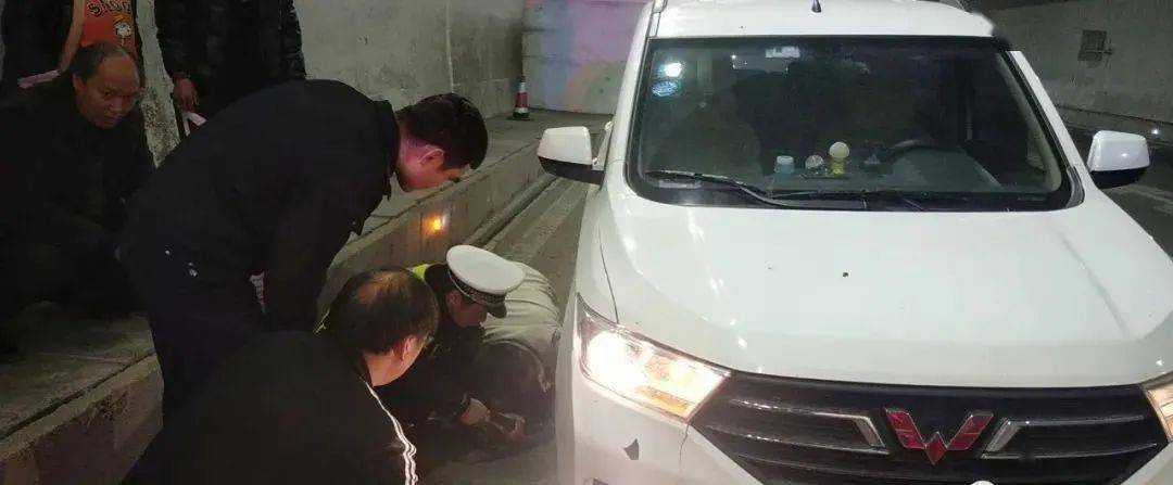 正月初三 镇雄张基屯隧道内一微型车爆胎 车辆