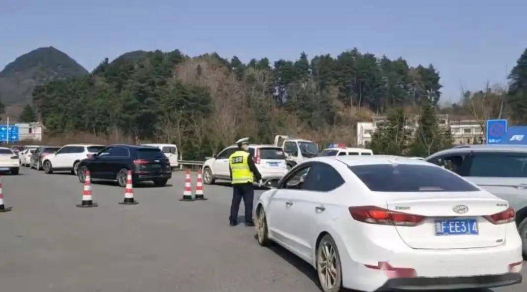 【春节我在岗】大年初三，毕节多个景区车辆已经达到饱和