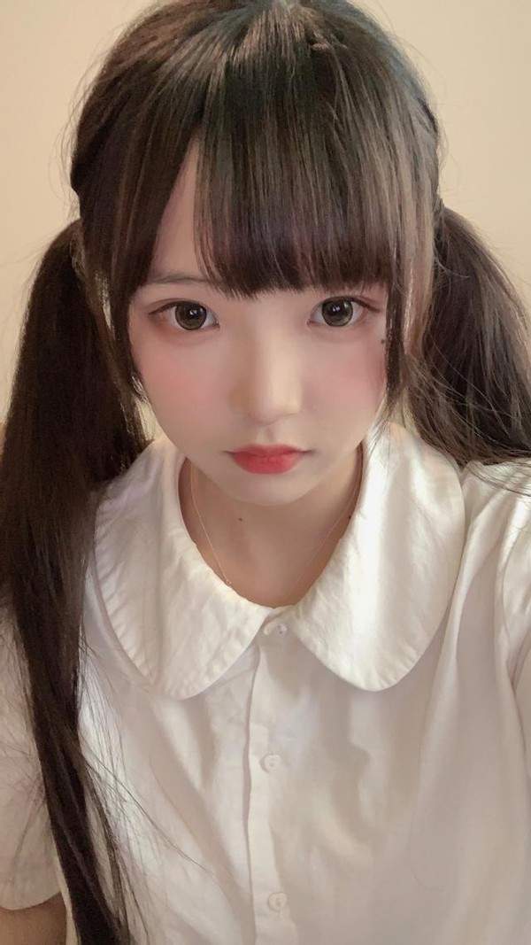 看过asaki游戏直播的人都知道,asaki的长相非常清纯可爱,她拥有着一双