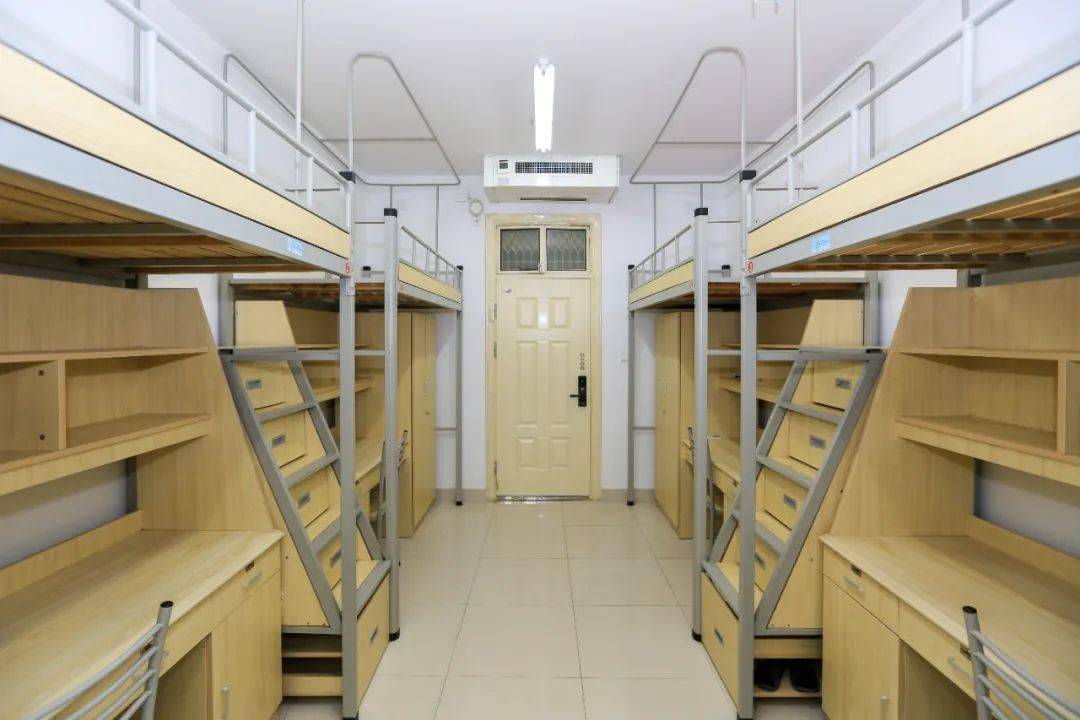 它是我们第二个家团结友爱,浪漫温馨我爱上南信大在干净整洁的宿舍