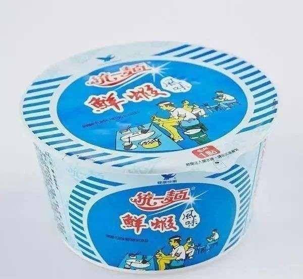 相比之下,康师傅的方便面不仅附带纸质碗和塑料叉,还多配制了一包牛肉