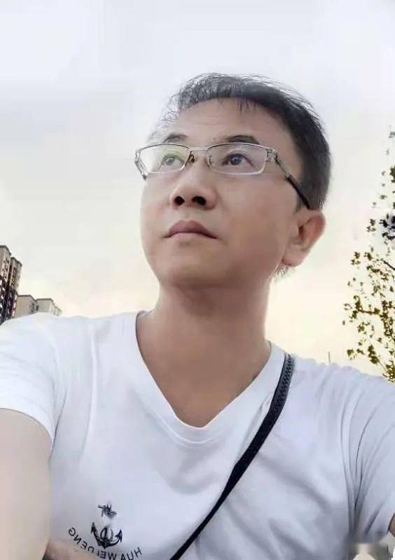 浮石,本名何凯.湖北荆州沙市人,湖北省作家协会会员.