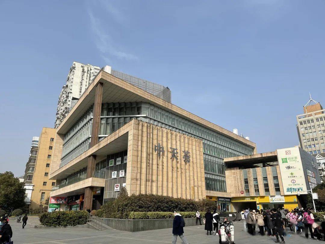 张府园站no.3welcome位于地铁上盖商铺的4楼.