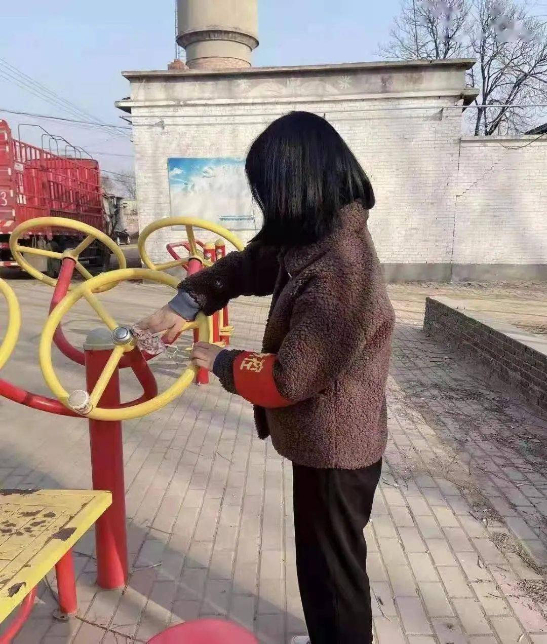 泊头市张东安村的大学生志愿者
