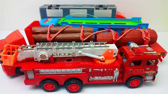 消防车木材厂和双层运输车