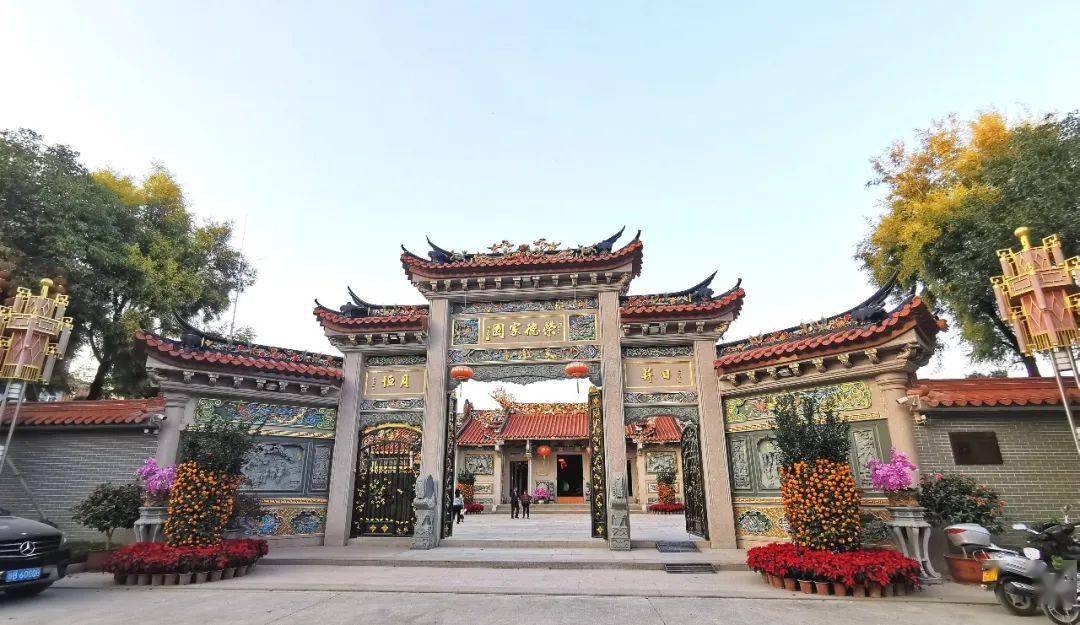 木雕,嵌瓷,彩絵等潮汕建筑艺术之大成的建筑体,由当地乡贤陈亿武兄弟