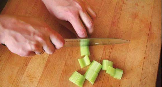 芹菜的切法斜切图片