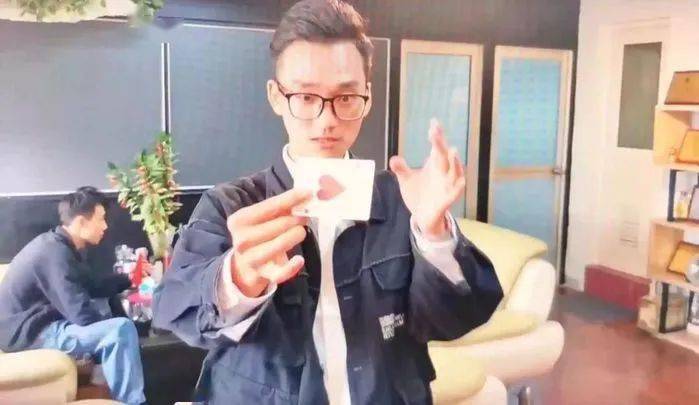 文艺闹新春看主持人欣盈变魔术