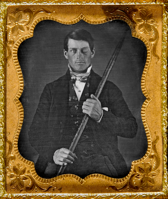 照片中的盖奇手握铁棒图源:wikipedia那个在传言中只有「孩子的智力」