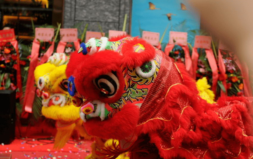 尚玉园舞狮献瑞福兆牛年