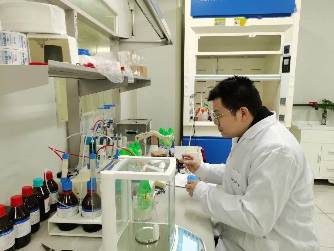 上班第一天看实干争先萃英化学研发先行不停步