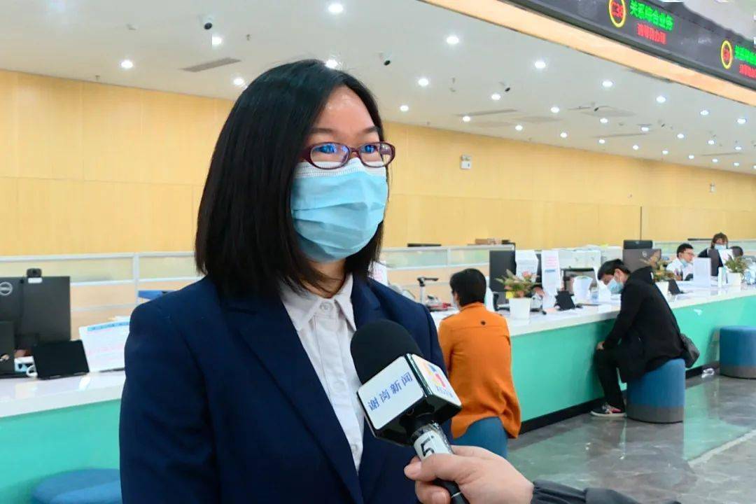 节后上班首日谢岗镇政务服务中心很热闹