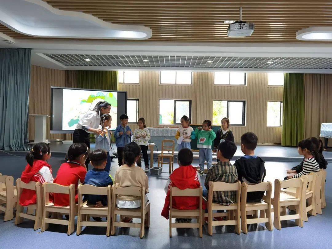 最美芳华用爱诠释教育黄宅镇中心幼儿园的孩子王