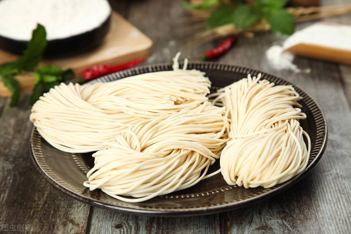 做手擀面,和面时多放3样,面条筋道爽滑营养翻倍,怎么煮都不断