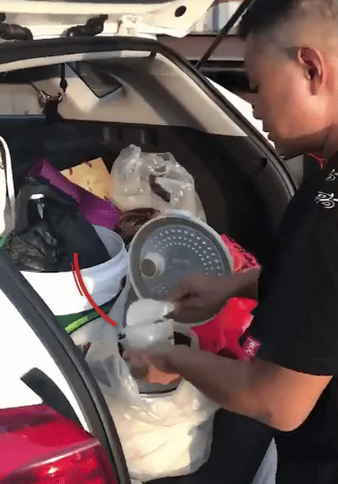 高速堵车男子后备箱盛饭开吃 网友:有备而来啊