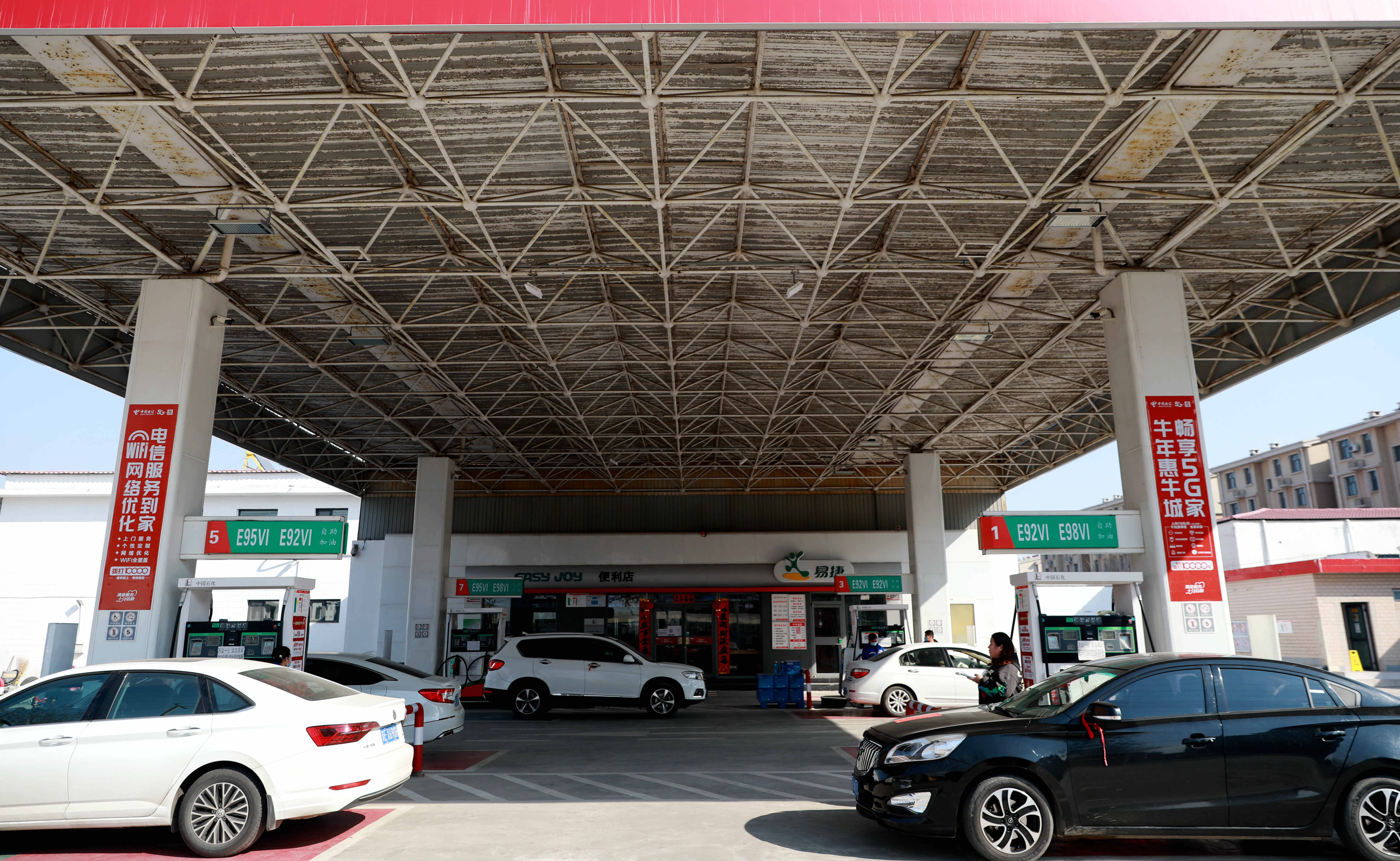 2月18日,车辆在河北省邢台市任泽区一家加油站加油