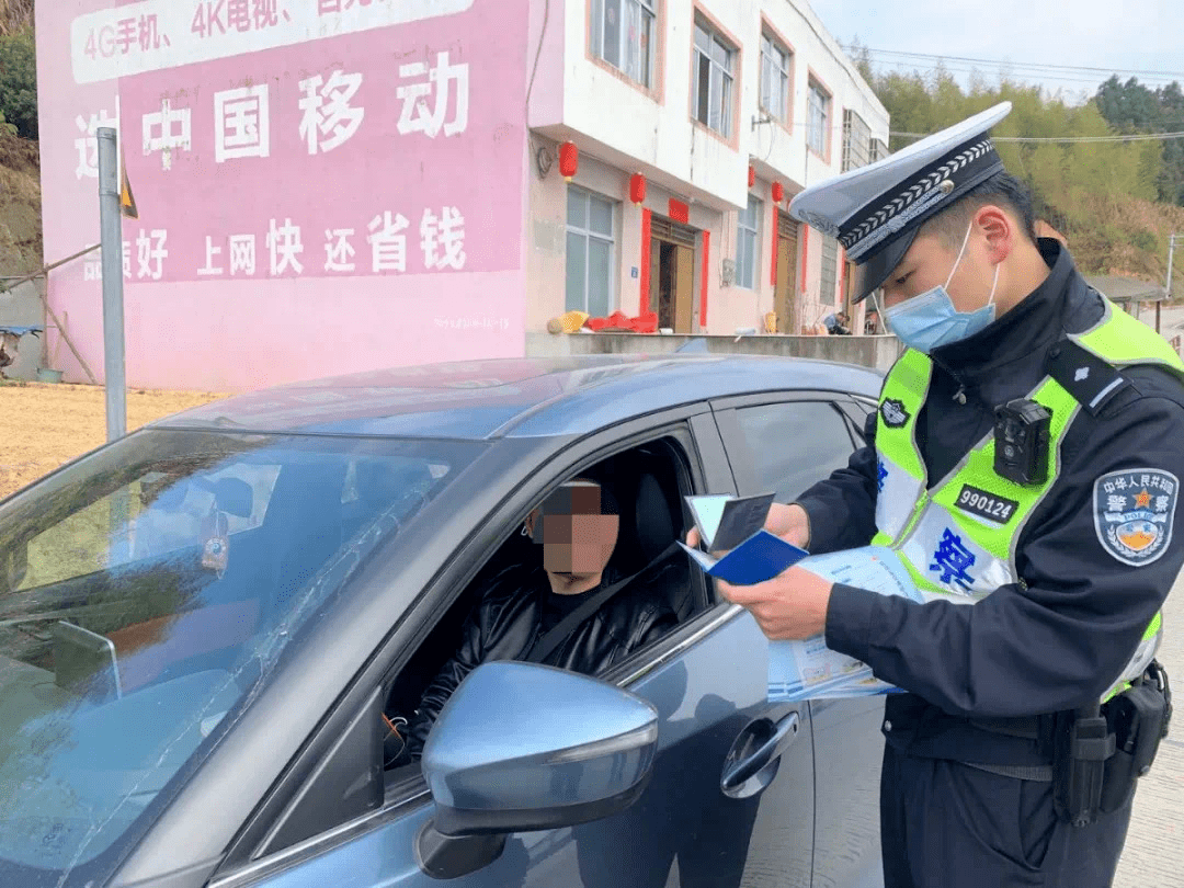 今日上午,柘榮交警大隊結合農村執法小分隊通過發放宣傳資料,交通安全