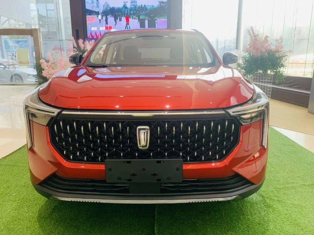 由80个点状式独立切割数码雨滴拱卫中央一汽奔腾车标,两侧灯组采用长