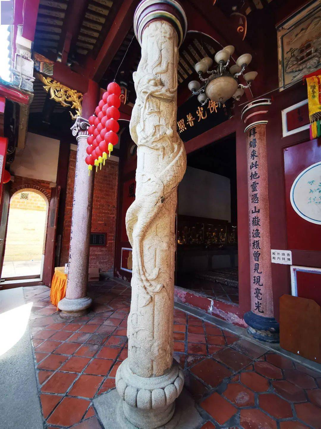 立于莲座上;佛像略前倾背连山石头顶螺髻面部丰满额中有吉祥痣唇